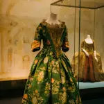 Cavalcata Sarda 2026, a Sassari mostra diffusa sugli abiti femminili