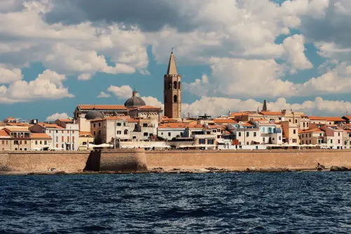 Alghero, la città catalana: storia della lingua algherese, torri aragonesi e spiagge da non perdere