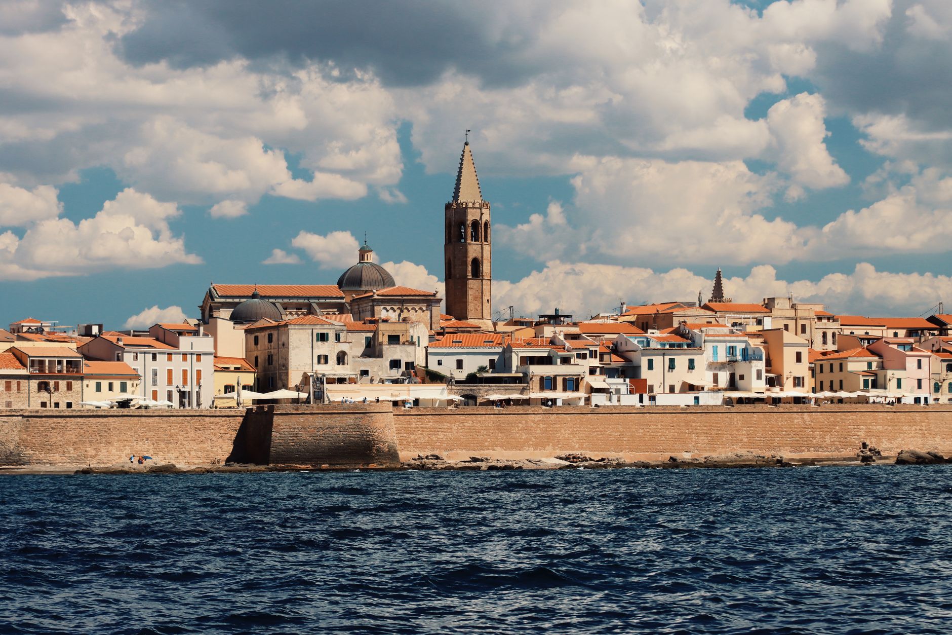 Alghero, la città catalana: storia della lingua algherese, torri aragonesi e spiagge da non perdere